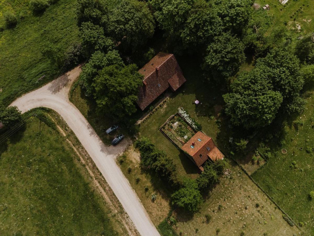 Stara Szkola Nad Jeziorem Czarne  Exterior photo